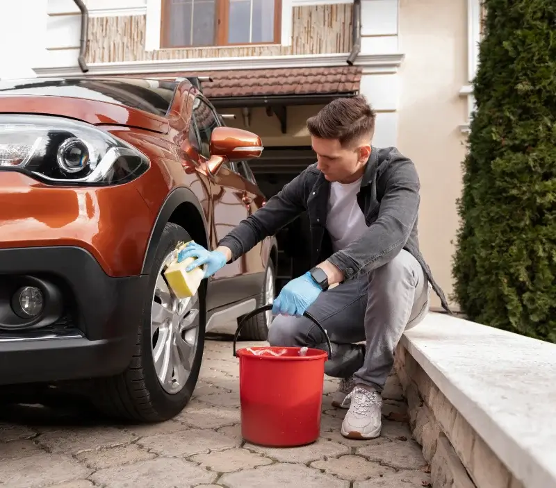 Lavage auto à domicile Le Vieux-Marché : professionnel intervenant sur un véhicule